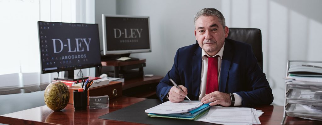 Álvaro Santamaría Villanueva en el despacho de D-ley abogados
