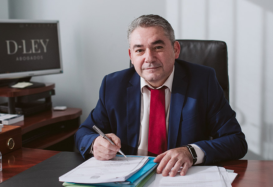 Álvaro Santamaria en el despacho de D-ley abogados